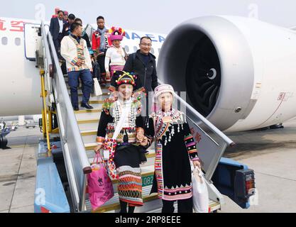 (190302) -- PEKING, 2. März 2019 -- Abgeordnete des 13. Nationalen Volkskongresses (NPC) aus der südwestchinesischen Provinz Yunnan kommen am 2. März 2019 in Peking, der Hauptstadt Chinas, an. Die zweite Sitzung des 13. NPC wird am 5. März eröffnet. ) (ZWEI SITZUNGEN)CHINA-BEIJING-NPC-DEPUTIES-ARRIVAL (CN) YANGXZONGYOU PUBLICATIONXNOTXINXCHN Stockfoto