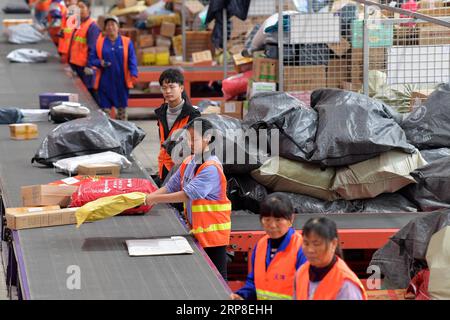 (190302) -- PEKING, 2. März 2019 (Xinhua) -- Arbeiter sortieren Pakete im Transitzentrum einer Expresszustellfirma in Nanchang, ostchinesische Provinz Jiangxi, 14. November 2018. Die Zahl der Online-Einkäufer in China erreichte im Dezember 2018 610 Millionen, was einem Anstieg von 14,4 Prozent gegenüber dem Vorjahr entspricht, da die Verbrauchernachfrage weiter wächst und der Online-Konsummarkt in China weiter reift, so der neueste statistische Bericht über die Internetentwicklung. Chinesische Nutzer, die online einkaufen, machten 73,6 Prozent der gesamten Online-Bevölkerung Chinas aus. Mehr als 592 Millionen Menschen haben über Mobiltelefone eingekauft, regist Stockfoto