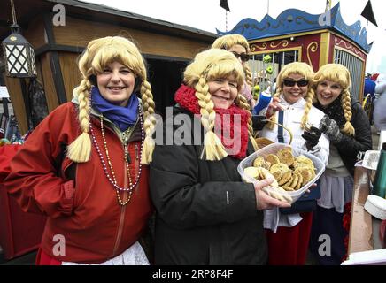 (190303) -- CHICAGO, 3. März 2019 -- Teilnehmer mit Perücken verkleidet posieren während des CHIditarod XIV in Chicago, Illinois, USA, am 2. März 2019. In Chicago findet jedes Jahr im März CHIditarod statt, um Nahrung für die verarmte städtische Bevölkerung zu sammeln. ) U.S.-CHICAGO-CHIDITAROD XIV JoelxLerner PUBLICATIONxNOTxINxCHN Stockfoto