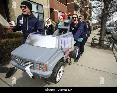 (190303) -- CHICAGO, 3. März 2019 -- Teilnehmer schieben einen dekorierten Wagen während des CHIditarod XIV in Chicago, Illinois, USA, am 2. März 2019. In Chicago findet jedes Jahr im März CHIditarod statt, um Nahrung für die verarmte städtische Bevölkerung zu sammeln. ) U.S.-CHICAGO-CHIDITAROD XIV JoelxLerner PUBLICATIONxNOTxINxCHN Stockfoto