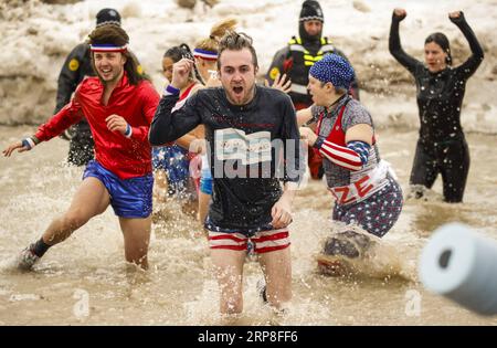 (190303) -- CHICAGO, 3. März 2019 -- Teilnehmer nehmen am 19. Jährlichen Chicago Polar Plunge am North Avenue Beach in Chicago, Illinois, USA, am 3. März 2019 Teil. Chicago veranstaltete am Sonntag den 19. Jährlichen Chicago Polar Plunge, um Spenden für die Special Olympics Chicago Athleten zu sammeln. ) U.S.-CHICAGO-POLAR-PLUNGE-SPECIAL OLYMPICS-SPENDE JOELXLERNER PUBLICATIONXNOTXINXCHN Stockfoto