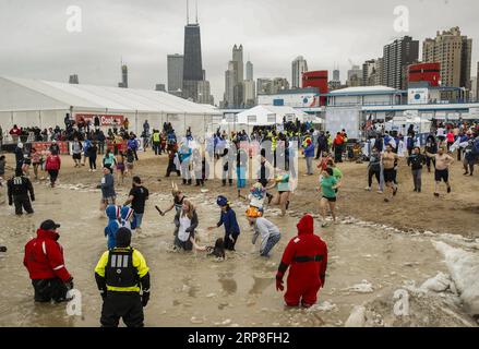 (190303) -- CHICAGO, 3. März 2019 -- Teilnehmer nehmen am 19. Jährlichen Chicago Polar Plunge am North Avenue Beach in Chicago, Illinois, USA, am 3. März 2019 Teil. Chicago veranstaltete am Sonntag den 19. Jährlichen Chicago Polar Plunge, um Spenden für die Special Olympics Chicago Athleten zu sammeln. ) U.S.-CHICAGO-POLAR-PLUNGE-SPECIAL OLYMPICS-SPENDE JOELXLERNER PUBLICATIONXNOTXINXCHN Stockfoto