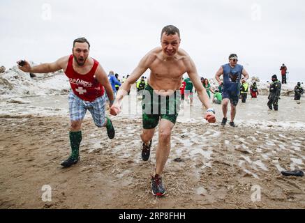 (190303) -- CHICAGO, 3. März 2019 -- Teilnehmer nehmen am 19. Jährlichen Chicago Polar Plunge am North Avenue Beach in Chicago, Illinois, USA, am 3. März 2019 Teil. Chicago veranstaltete am Sonntag den 19. Jährlichen Chicago Polar Plunge, um Spenden für die Special Olympics Chicago Athleten zu sammeln. ) U.S.-CHICAGO-POLAR-PLUNGE-SPECIAL OLYMPICS-SPENDE JOELXLERNER PUBLICATIONXNOTXINXCHN Stockfoto