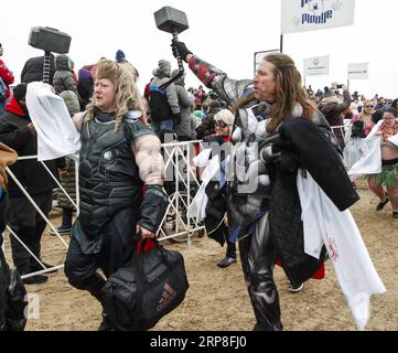 (190303) -- CHICAGO, 3. März 2019 -- Teilnehmer nehmen am 19. Jährlichen Chicago Polar Plunge am North Avenue Beach in Chicago, Illinois, USA, am 3. März 2019 Teil. Chicago veranstaltete am Sonntag den 19. Jährlichen Chicago Polar Plunge, um Spenden für die Special Olympics Chicago Athleten zu sammeln. ) U.S.-CHICAGO-POLAR-PLUNGE-SPECIAL OLYMPICS-SPENDE JOELXLERNER PUBLICATIONXNOTXINXCHN Stockfoto