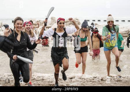 (190303) -- CHICAGO, 3. März 2019 -- Teilnehmer nehmen am 19. Jährlichen Chicago Polar Plunge am North Avenue Beach in Chicago, Illinois, USA, am 3. März 2019 Teil. Chicago veranstaltete am Sonntag den 19. Jährlichen Chicago Polar Plunge, um Spenden für die Special Olympics Chicago Athleten zu sammeln. ) U.S.-CHICAGO-POLAR-PLUNGE-SPECIAL OLYMPICS-SPENDE JOELXLERNER PUBLICATIONXNOTXINXCHN Stockfoto