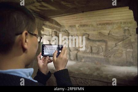 Nachrichten Themen der Woche KW09 Nachrichten Bilder des Tages 190303 -- ALEXANDRIA ÄGYPTEN, 3. März 2019 -- Ein Mann fotografiert am 3. März 2019 in den alten KOM al-Shoqafa Gräbern in der nördlichen Küstenprovinz Alexandria, Ägypten. Das ägyptische Ministerium für Altertümer feierte am Sonntag den Abschluss eines Projekts zur Entfernung von unterirdischem Wasser aus 2.000 Jahre alten Katakomben in der nördlichen Küstenprovinz Alexandria aus der griechisch-römischen Zeit. ÄGYPTEN-ALEXANDRIA-GRECO-ROMAN KATAKOMBEN WuxHuiwo PUBLICATIONxNOTxINxCHN Stockfoto