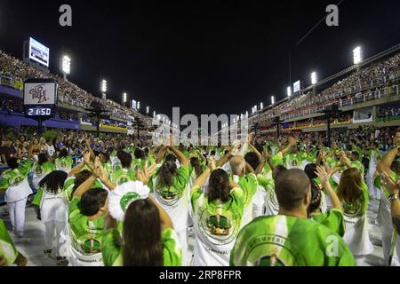 (190304) -- RIO DE JANEIRO, 4. März 2019 -- Mitglieder der Samba-Schule Imperio Serrano begrüßen das Publikum während der Paraden des Rio Karnevals 2019 im Sambadrome in Rio de Janeiro, Brasilien, am 3. März 2019. Die Parade der Samba-Schule begann am Sonntag. ) BRASILIEN-RIO DE JANEIRO-KARNEVAL-PARADE LIXMING PUBLICATIONXNOTXINXCHN Stockfoto