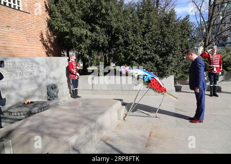 (190305) -- SOFIA, 5. März 2019 (Xinhua) -- der russische Premierminister Dmitrij Medwedew (C) legt am 4. März 2019 einen Kranz am Grab des Unköhnsoldaten in Sofia, der Hauptstadt Bulgariens. Bulgarien und Russland haben hier am Montag während eines Besuchs des russischen Premierministers Dmitri Medwedew ihre Bereitschaft zum Ausdruck gebracht, bilaterale Beziehungen auf der Grundlage traditioneller Freundschaft und einer Vielzahl von Möglichkeiten weiterzuentwickeln. (Xinhua/Zhan Xiaoyi) BULGARIEN-SOFIA-RUSSLAND-MEDWEDEW-VISIT PUBLICATIONxNOTxINxCHN Stockfoto