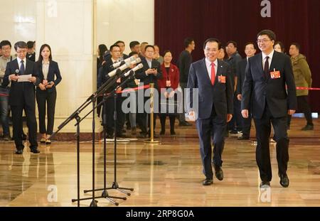 (190305) -- PEKING, 5. März 2019 -- Chen Gang (R, Front) und Li Dongsheng, Abgeordnete des 13. Nationalen Volkskongresses (NPC), bereiten sich darauf vor, ein Interview vor der Eröffnungssitzung der zweiten Sitzung des 13. NPC in Peking, der Hauptstadt Chinas, am 5. März 2019 zu erhalten. ) (ZWEI SITZUNGEN)CHINA-BEIJING-NPC-DEPUTIES-INTERVIEW (CN) WANGXYUGUO PUBLICATIONXNOTXINXCHN Stockfoto