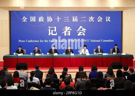 (190305) -- PEKING, 5. März 2019 -- Li Wei, Qin Boyong, Chen Yulu, Wang Peian und Liu Bingjiang, Mitglieder des 13. nationalen Komitees der Politischen Konsultativkonferenz des chinesischen Volkes (CPPCC), nehmen an einer Pressekonferenz über den Sieg der drei großen Schlachten der Vorsorge und der Entschärfung großer Risiken sowie über gezielte Armutsbekämpfung Teil; und die Vermeidung und Kontrolle von Umweltverschmutzung, für die zweite Sitzung des 13. CPPCC National Committee in Peking, Hauptstadt von China, 5. März 2019. ) (ZWEI SITZUNGEN)CHINA-PEKING-CPPCC-PRESSEKONFERENZ (CN) SHENXBOHAN PUBLICATIONXNOTXINXCHN Stockfoto