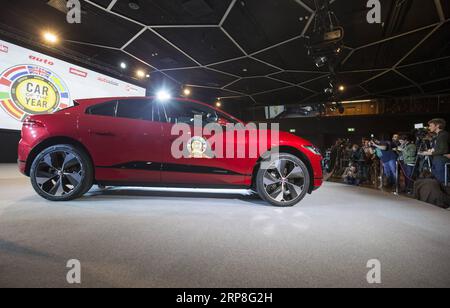 (190304) -- GENF, 4. März 2019 (Xinhua) -- Ein Jaguar I-PACE wird am 4. März 2019 auf der Palexpo in Genf in der Schweiz gesehen. Der erste Elektro-SUV I-PACE von Jaguar gewann am Montag in einem Rundum-Rennen gegen die Alpine A110 am Vorabend des 89. Internationalen Automobilsalon von Genf (GIMS) den „Car of the Year Award“. (Xinhua/Xu Jinquan) SCHWEIZ-GENF-JAGUAR I-PACE-CAR DES JAHRES PUBLICATIONxNOTxINxCHN Stockfoto