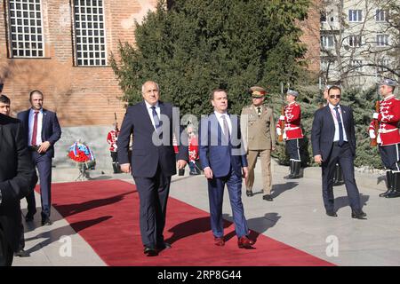 (190305) -- SOFIA, 5. März 2019 (Xinhua) -- der russische Premierminister Dmitri Medwedew (R, Mitte) und der bulgarische Premierminister Boyko Borissow (L, Mitte) gehen vor dem Grab des Unkown-Soldaten in Sofia, Hauptstadt Bulgariens, 4. März 2019. Bulgarien und Russland haben hier am Montag während eines Besuchs des russischen Premierministers Dmitri Medwedew ihre Bereitschaft zum Ausdruck gebracht, bilaterale Beziehungen auf der Grundlage traditioneller Freundschaft und einer Vielzahl von Möglichkeiten weiterzuentwickeln. (Xinhua/Zhan Xiaoyi) BULGARIEN-SOFIA-RUSSLAND-MEDWEDEW-VISIT PUBLICATIONxNOTxINxCHN Stockfoto