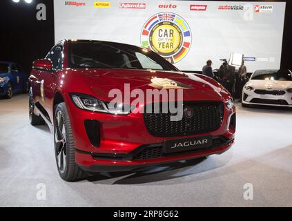 (190304) -- GENF, 4. März 2019 (Xinhua) -- Ein Jaguar I-PACE wird am 4. März 2019 auf der Palexpo in Genf in der Schweiz gesehen. Der erste Elektro-SUV I-PACE von Jaguar gewann am Montag in einem Rundum-Rennen gegen die Alpine A110 am Vorabend des 89. Internationalen Automobilsalon von Genf (GIMS) den „Car of the Year Award“. (Xinhua/Xu Jinquan) SCHWEIZ-GENF-JAGUAR I-PACE-CAR DES JAHRES PUBLICATIONxNOTxINxCHN Stockfoto