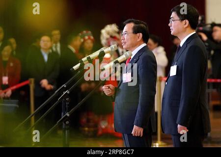 (190305) -- PEKING, 5. März 2019 -- Li Dongsheng (L) und Chen Gang, Abgeordnete des 13. Nationalen Volkskongresses (NPC), erhalten ein Interview vor der Eröffnungssitzung der zweiten Sitzung des 13. NPC in Peking, Hauptstadt Chinas, 5. März 2019. ) (ZWEI SITZUNGEN)CHINA-BEIJING-NPC-DEPUTIES-INTERVIEW (CN) WANGXYUGUO PUBLICATIONXNOTXINXCHN Stockfoto