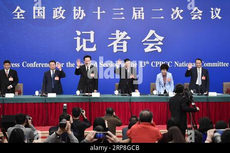 (190305) -- PEKING, 5. März 2019 -- Li Wei, Qin Boyong, Chen Yulu, Wang Peian und Liu Bingjiang, Mitglieder des 13. nationalen Komitees der Politischen Konsultativkonferenz des chinesischen Volkes (CPPCC), nehmen an einer Pressekonferenz über den Sieg der drei großen Schlachten der Vorsorge und der Entschärfung großer Risiken sowie über gezielte Armutsbekämpfung Teil; und die Vermeidung und Kontrolle von Umweltverschmutzung, für die zweite Sitzung des 13. CPPCC National Committee in Peking, Hauptstadt von China, 5. März 2019. ) (ZWEI SITZUNGEN)CHINA-PEKING-CPPCC-PRESS CONFERENCE (CN) WANGXPENG PUBLICATIONXNOTXINXCHN Stockfoto