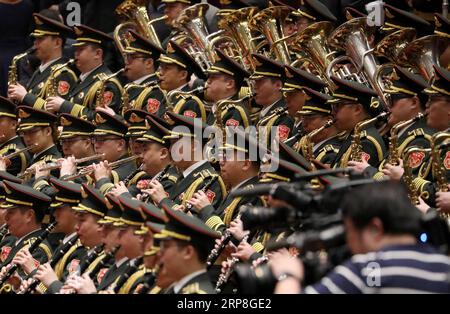 (190305) -- PEKING, 5. März 2019 -- die Militärkapelle der chinesischen Volksbefreiungsarmee tritt während der Eröffnungssitzung der zweiten Sitzung des 13. Nationalen Volkskongresses in der Großen Halle des Volkes in Peking, der Hauptstadt Chinas, am 5. März 2019 auf. ) (ZWEI SITZUNGEN)CHINA-BEIJING-NPC-OPENING (CN) LIXGANG PUBLICATIONXNOTXINXCHN Stockfoto