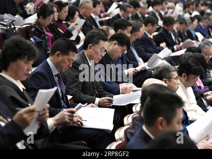 (190305) -- PEKING, 5. März 2019 -- Mitglieder des Nationalen Komitees der Politischen Konsultativkonferenz des chinesischen Volkes (CPPCC) nehmen an der Eröffnungssitzung der zweiten Sitzung des 13. Nationalen Volkskongresses (NPC) in der Großen Halle des Volkes in Peking, der Hauptstadt Chinas, am 5. März 2019 Teil. ) (ZWEI SITZUNGEN)CHINA-BEIJING-NPC-OPENING (CN) GAOXJIE PUBLICATIONXNOTXINXCHN Stockfoto