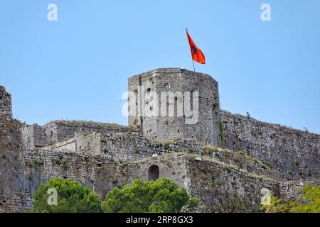 Rosafa Castle Mauern mit wehender albanischer Flagge in Shkoder Stockfoto