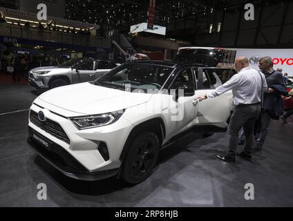 (190306) -- GENF, 6. März 2019 (Xinhua) -- Foto aufgenommen am 6. März 2019 zeigt den neuen Toyota RAV4 Hybrid auf dem 89. Internationalen Automobilsalon in Genf, Schweiz. Elektroautos und Hybridfahrzeuge sind Höhepunkte auf dem diesjährigen Internationalen Automobilsalon in Genf, der vom 7. Bis 17. März für die Öffentlichkeit geöffnet ist. (Xinhua/Xu Jinquan) SCHWEIZ-GENF-INTERNATIONALE MOTORSHOW-ELEKTROAUTOS PUBLICATIONxNOTxINxCHN Stockfoto