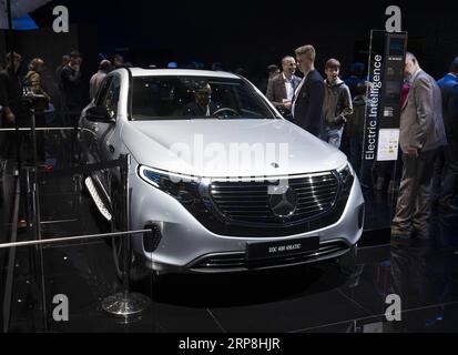 (190306) -- GENF, 6. März 2019 (Xinhua) -- Foto aufgenommen am 6. März 2019 zeigt den Mercedes-Benz EQC 400 4MATIC auf dem 89. Internationalen Automobilsalon Genf in Genf, Schweiz. Elektroautos und Hybridfahrzeuge sind Höhepunkte auf dem diesjährigen Internationalen Automobilsalon in Genf, der vom 7. Bis 17. März für die Öffentlichkeit geöffnet ist. (Xinhua/Xu Jinquan) SCHWEIZ-GENF-INTERNATIONALE MOTORSHOW-ELEKTROAUTOS PUBLICATIONxNOTxINxCHN Stockfoto