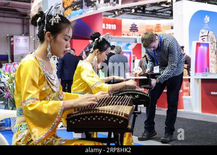 (190306) -- BERLIN, 6. März 2019 (Xinhua) -- Musiker spielen chinesische traditionelle Musik am Stand von China während der ITB Berlin Reisemesse in Berlin, Hauptstadt von Deutschland, am 6. März 2019. Die ITB Berlin Travel Messe startete am Mittwoch hier und zog weltweit rund 10.000 Aussteller an. Eine Delegation aus China, die mehrere Ortschaften, Tourismusunternehmen und Luftfahrtunternehmen vertritt, wird chinesische Tourismusmarken auf der ITB Berlin fördern. (Xinhua/Shan Yuqi) DEUTSCHLAND-BERLIN-2019 ITB BERLIN-CHINA PUBLICATIONxNOTxINxCHN Stockfoto