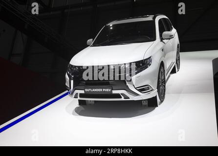 (190306) -- GENF, 6. März 2019 (Xinhua) -- Foto aufgenommen am 6. März 2019 zeigt den neuen Mitsubishi Outlander PHEV auf der 89. Internationalen Automobilausstellung in Genf, Schweiz. Elektroautos und Hybridfahrzeuge sind Höhepunkte auf dem diesjährigen Internationalen Automobilsalon in Genf, der vom 7. Bis 17. März für die Öffentlichkeit geöffnet ist. (Xinhua/Xu Jinquan) SCHWEIZ-GENF-INTERNATIONALE MOTORSHOW-ELEKTROAUTOS PUBLICATIONxNOTxINxCHN Stockfoto