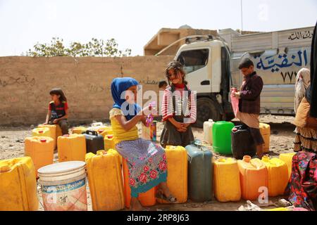 (190307) -- SANAA, 7. März 2019 -- jemenitische Kinder warten darauf, ihre Plastikbehälter mit Trinkwasser aus einem Wohltätigkeitswassertank in der andauernden Wasserkrise in Sanaa, Jemen, am 7. März 2019 zu füllen. Der Jemen hat nach vier Jahren tödlichem Bürgerkrieg unter einer verheerenden Wasserkrise gelitten. Nach Angaben der Vereinten Nationen haben derzeit über 18 Millionen Jemeniten keinen Zugang zu sauberem Trinkwasser. ) JEMEN-SANAA-TRINKWASSERKRISE Mohamedxal-Azaki PUBLICATIONxNOTxINxCHN Stockfoto