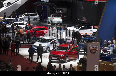 (190307) -- GENF, 7. März 2019 (Xinhua) -- Menschen besuchen den 89. Internationalen Automobilsalon Genf in Genf, Schweiz, 7. März 2019. Der 89. Internationale Automobilsalon von Genf wurde am Donnerstag offiziell der Öffentlichkeit zugänglich gemacht, wo Elektroautos weiterhin die Vorreiterrolle übernommen haben, da viele Automobilhersteller sich fast auf die zukünftige Entwicklung der Branche verständigt haben. (Xinhua/Xu Jinquan) SCHWEIZ-GENF-INTERNATIONALE AUTOMOBILAUSSTELLUNG PUBLICATIONxNOTxINxCHN Stockfoto