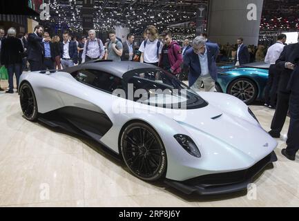 (190307) -- GENF, 7. März 2019 (Xinhua) -- Menschen beobachten den Aston Martin AM-RB 003 Hypercar auf dem 89. Internationalen Automobilsalon Genf in Genf, Schweiz, 7. März 2019. Der 89. Internationale Automobilsalon von Genf wurde am Donnerstag offiziell der Öffentlichkeit zugänglich gemacht, wo Elektroautos weiterhin die Vorreiterrolle übernommen haben, da viele Automobilhersteller sich fast auf die zukünftige Entwicklung der Branche verständigt haben. (Xinhua/Xu Jinquan) SCHWEIZ-GENF-INTERNATIONALE AUTOMOBILAUSSTELLUNG PUBLICATIONxNOTxINxCHN Stockfoto