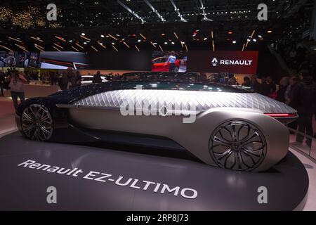 (190307) -- GENF, 7. März 2019 (Xinhua) -- Menschen beobachten das Renault EZ-Ultimo Konzept auf dem 89. Internationalen Automobilsalon Genf in Genf, Schweiz, 7. März 2019. Der 89. Internationale Automobilsalon von Genf wurde am Donnerstag offiziell der Öffentlichkeit zugänglich gemacht, wo Elektroautos weiterhin die Vorreiterrolle übernommen haben, da viele Automobilhersteller sich fast auf die zukünftige Entwicklung der Branche verständigt haben. (Xinhua/Xu Jinquan) SCHWEIZ-GENF-INTERNATIONALE AUTOMOBILAUSSTELLUNG PUBLICATIONxNOTxINxCHN Stockfoto