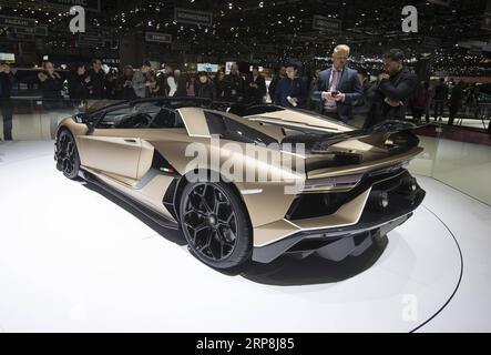 (190307) -- GENF, 7. März 2019 (Xinhua) -- Menschen beobachten den Lamborghini Aventador SVJ Roadster auf dem 89. Internationalen Automobilsalon Genf in Genf, Schweiz, 7. März 2019. Der 89. Internationale Automobilsalon von Genf wurde am Donnerstag offiziell der Öffentlichkeit zugänglich gemacht, wo Elektroautos weiterhin die Vorreiterrolle übernommen haben, da viele Automobilhersteller sich fast auf die zukünftige Entwicklung der Branche verständigt haben. (Xinhua/Xu Jinquan) SCHWEIZ-GENF-INTERNATIONALE AUTOMOBILAUSSTELLUNG PUBLICATIONxNOTxINxCHN Stockfoto