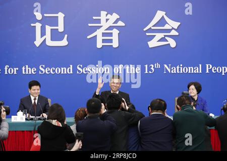 (190308) -- PEKING, 8. März 2019 -- Chinas Finanzminister Liu Kun (C), und die stellvertretenden Minister Cheng Lihua (R) und Liu Wei nehmen an einer Pressekonferenz über die Finanz- und Steuerreformen des Landes und die finanzpolitische Arbeit für die zweite Sitzung des 13. Nationalen Volkskongresses in Peking, der Hauptstadt Chinas, am 7. März 2019 Teil. ) XINHUA FOTOS DES TAGES ShenxBohan PUBLICATIONxNOTxINxCHN Stockfoto