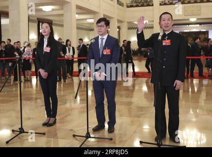 (190308) -- PEKING, 8. März 2019 -- Liang Qianjuan, Yao Jinbo und Luo Peng (L-R), Abgeordnete des 13. Nationalen Volkskongresses (NPC), erhalten ein Interview vor der zweiten Plenarsitzung der zweiten Sitzung des 13. NPC in Peking, der Hauptstadt Chinas, am 8. März 2019. ) (ZWEI SITZUNGEN)CHINA-BEIJING-NPC-DEPUTIES-INTERVIEW (CN) JINXLIWANG PUBLICATIONXNOTXINXCHN Stockfoto