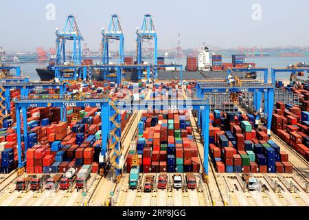 (190308) -- PEKING, 8. März 2019 -- Foto vom 16. Mai 2018 zeigt eine automatische Containerdock in Qingdao, ostchinesische Provinz Shandong. ) Xinhua Schlagzeilen: Chinas Auslandsinvestitionsrecht soll ein neues Kapitel der Öffnung von WangxPeike PUBLICATIONxNOTxINxCHN einleiten Stockfoto