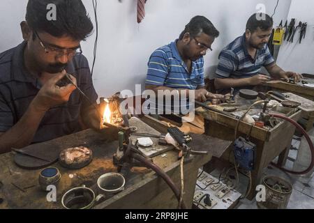 (190308) -- KOLKATA, 8. März 2019 (Xinhua) -- Arbeiter stellen Goldschmuck in einer Werkstatt in Kolkata, Indien, 8. März 2019 her. Die indische Schmuckindustrie spielt eine wichtige Rolle in der Wirtschaft, macht 7 Prozent des BIP und 14 Prozent der Warenexporte aus und stellt 5 Millionen Menschen direkte Arbeitsplätze zur Verfügung. (Xinhua/Tumpa Mondal) INDIEN-KOLKATA-SCHMUCKINDUSTRIE PUBLICATIONxNOTxINxCHN Stockfoto