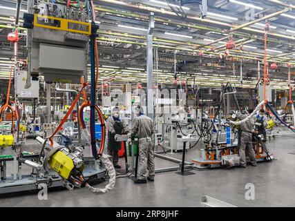 (190308) -- PEKING, 8. März 2019 (Xinhua) -- Arbeiter führen Schweißarbeiten im neuen Audi Q-Werk von FAW-Volkswagen in Changchun, Provinz Jilin im Nordosten Chinas, 29. März 2018 durch. (Xinhua/Xu Chang) Xinhua Schlagzeilen: Chinas Gesetz für ausländische Investitionen soll ein neues Kapitel der Öffnung von PUBLICATIONxNOTxINxCHN einleiten Stockfoto