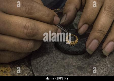 (190308) -- KOLKATA, 8. März 2019 (Xinhua) -- Ein Arbeiter stellt Goldschmuck in einer Werkstatt in Kalkata, Indien, 8. März 2019 her. Die indische Schmuckindustrie spielt eine wichtige Rolle in der Wirtschaft, macht 7 Prozent des BIP und 14 Prozent der Warenexporte aus und stellt 5 Millionen Menschen direkte Arbeitsplätze zur Verfügung. (Xinhua/Tumpa Mondal) INDIEN-KOLKATA-SCHMUCKINDUSTRIE PUBLICATIONxNOTxINxCHN Stockfoto