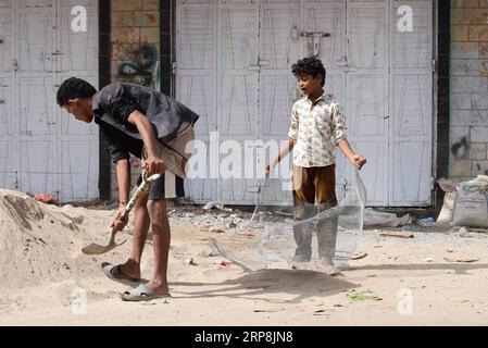 (190308) -- ADEN, 8. März 2019 -- Ein jemenitisches Kind arbeitet mit einem Mann auf einer Baustelle in Aden, Jemen, 8. März 2019. Tausende jemenitische Kinder wurden aufgrund des wachsenden militärischen Konflikts, der 2015 zwischen den jemenitischen Regierungstruppen und den Huthi-Rebellen ausbrach, auf die Straßen gedrängt. Die Zahl der Straßenkinder nimmt mit den fortgesetzten Kämpfen täglich weiter zu und nimmt aufgrund fehlender politischer Lösungen zur Beendigung des vierjährigen Bürgerkriegs auf weitere Provinzen im verarmten arabischen Land zu. Murad Abdo) JEMEN-ADEN-CONFLICT-CHILDREN nieyunpeng PUBLICATIONxNOTxINx Stockfoto