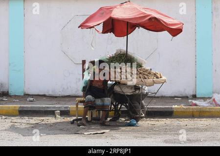 (190308) -- ADEN, 8. März 2019 -- Ein Kind sitzt neben einem Verkaufsstand auf einer Straße in Aden, Hauptstadt des Jemen, 8. März 2019. Tausende jemenitische Kinder wurden aufgrund des wachsenden militärischen Konflikts, der 2015 zwischen den jemenitischen Regierungstruppen und den Huthi-Rebellen ausbrach, auf die Straßen gedrängt. Die Zahl der Straßenkinder nimmt mit den fortgesetzten Kämpfen täglich weiter zu und nimmt aufgrund fehlender politischer Lösungen zur Beendigung des vierjährigen Bürgerkriegs auf weitere Provinzen im verarmten arabischen Land zu. Murad Abdo) JEMEN-ADEN-CONFLICT-CHILDREN nieyunpeng PUBLICATIONxNOTx Stockfoto