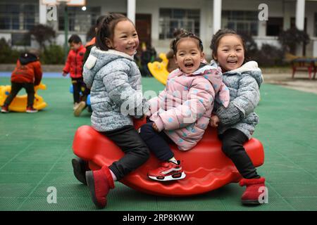 (190310) -- PEKING, 10. März 2019 (Xinhua) -- Huang Xingqi (1. R) und ihre Zwillingsschwester Huang Xingyi (1. L) nehmen an Outdoor-Aktivitäten in einem Kindergarten in Yuping Dong Autonomous County Tongren, Provinz Guizhou im Südwesten Chinas, 28. Februar 2019, Teil. Chinas Bemühungen und Erfolge bei der Armutsbekämpfung können anderen Entwicklungsländern helfen, so Experten, die die laufenden zwei Sitzungen des Landes beobachten. Die beiden Sitzungen beziehen sich auf die jährlichen Zusammenkünfte des Nationalen Volkskongresses (NPC) und des Nationalen Komitees der Politischen Konsultativkonferenz des chinesischen Volkes, Chinas oberste Legislative und Stockfoto