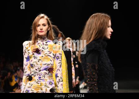 (190311) -- LISSABON, 11. März 2019 (Xinhua) -- Models präsentieren Kreationen des portugiesischen Designers Aleksandar Protic während der Lissabon Fashion Week Herbst/Winter 2019/20 in Lissabon, Portugal, 10. März 2019. (Xinhua/Zhang Liyun) PORTUGAL-LISSABON-FASHION WEEK-ALEKSANDAR PROTIC PUBLICATIONxNOTxINxCHN Stockfoto