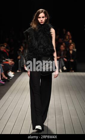 (190311) -- LISSABON, 11. März 2019 (Xinhua) -- Ein Modell präsentiert eine Kreation des portugiesischen Designers Aleksandar Protic während der Lissabon Fashion Week Herbst/Winter 2019/20 in Lissabon, Portugal, 10. März 2019. (Xinhua/Zhang Liyun) PORTUGAL-LISSABON-FASHION WEEK-ALEKSANDAR PROTIC PUBLICATIONxNOTxINxCHN Stockfoto