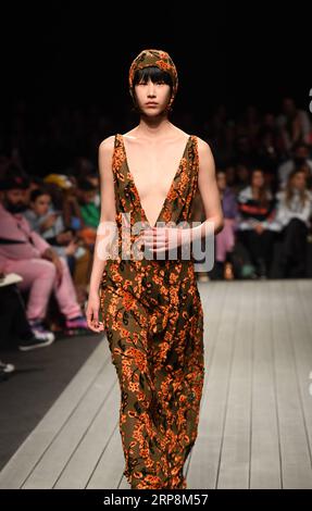 (190311) -- LISSABON, 11. März 2019 (Xinhua) -- Ein Modell präsentiert eine Kreation des portugiesischen Designers Goncalo Peixoto während der Lissabon Fashion Week Herbst/Winter 2019/20 in Lissabon, Portugal, 10. März 2019. (Xinhua/Zhang Liyun) PORTUGAL-LISSABON-FASHION WEEK-GONCALO PEIXOTO PUBLICATIONXNOTXINXCHN Stockfoto
