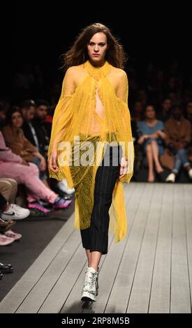(190311) -- LISSABON, 11. März 2019 (Xinhua) -- Ein Modell präsentiert eine Kreation des portugiesischen Designers Aleksandar Protic während der Lissabon Fashion Week Herbst/Winter 2019/20 in Lissabon, Portugal, 10. März 2019. (Xinhua/Zhang Liyun) PORTUGAL-LISSABON-FASHION WEEK-ALEKSANDAR PROTIC PUBLICATIONxNOTxINxCHN Stockfoto
