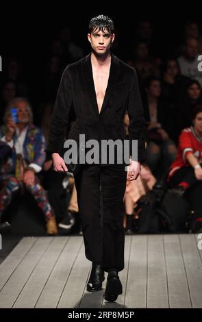 (190311) -- LISSABON, 11. März 2019 (Xinhua) -- Ein Modell präsentiert eine Kreation des portugiesischen Designers Andrew Coimbra während der Lissabon Fashion Week Herbst/Winter 2019/20 in Lissabon, Portugal, 10. März 2019. (Xinhua/Zhang Liyun) PORTUGAL-LISSABON-FASHION WEEK-ANDREW COIMBRA PUBLICATIONxNOTxINxCHN Stockfoto
