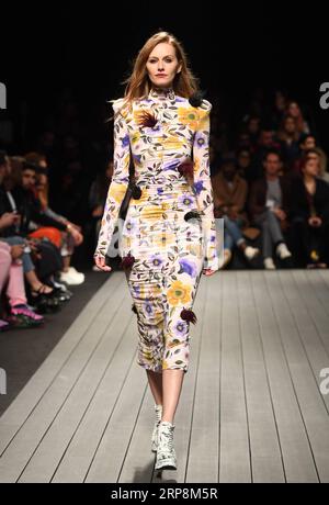 (190311) -- LISSABON, 11. März 2019 (Xinhua) -- Ein Modell präsentiert eine Kreation des portugiesischen Designers Aleksandar Protic während der Lissabon Fashion Week Herbst/Winter 2019/20 in Lissabon, Portugal, 10. März 2019. (Xinhua/Zhang Liyun) PORTUGAL-LISSABON-FASHION WEEK-ALEKSANDAR PROTIC PUBLICATIONxNOTxINxCHN Stockfoto