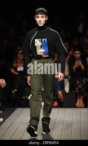 (190311) -- LISSABON, 11. März 2019 (Xinhua) -- Ein Modell präsentiert eine Kreation der portugiesischen Marke Nycole während der Lissabon Fashion Week Herbst/Winter 2019/20 in Lissabon, Portugal, 10. März 2019. (Xinhua/Zhang Liyun) PORTUGAL-LISSABON-FASHION WEEK-NYCOLE PUBLICATIONxNOTxINxCHN Stockfoto