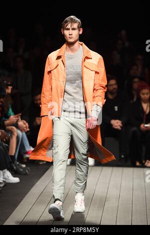 (190311) -- LISSABON, 11. März 2019 (Xinhua) -- Ein Modell präsentiert eine Kreation des portugiesischen Designers Ricardo Andrez während der Lissabon Fashion Week Herbst/Winter 2019/20 in Lissabon, Portugal, 10. März 2019. (Xinhua/Zhang Liyun) PORTUGAL-LISSABON-FASHION WEEK-RICARDO ANDREZ PUBLICATIONxNOTxINxCHN Stockfoto