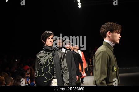 (190311) -- LISSABON, 11. März 2019 (Xinhua) -- Models präsentieren Kreationen der portugiesischen Marke Nycole während der Lissabon Fashion Week Herbst/Winter 2019/20 in Lissabon, Portugal, 10. März 2019. (Xinhua/Zhang Liyun) PORTUGAL-LISSABON-FASHION WEEK-NYCOLE PUBLICATIONxNOTxINxCHN Stockfoto