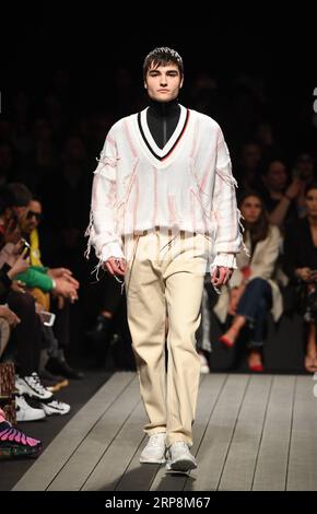 (190311) -- LISSABON, 11. März 2019 (Xinhua) -- Ein Modell präsentiert eine Kreation der portugiesischen Marke Nycole während der Lissabon Fashion Week Herbst/Winter 2019/20 in Lissabon, Portugal, 10. März 2019. (Xinhua/Zhang Liyun) PORTUGAL-LISSABON-FASHION WEEK-NYCOLE PUBLICATIONxNOTxINxCHN Stockfoto